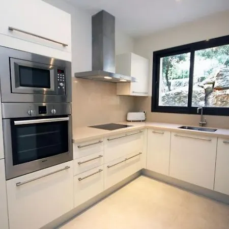 Spacious With 3 Pools & Gym