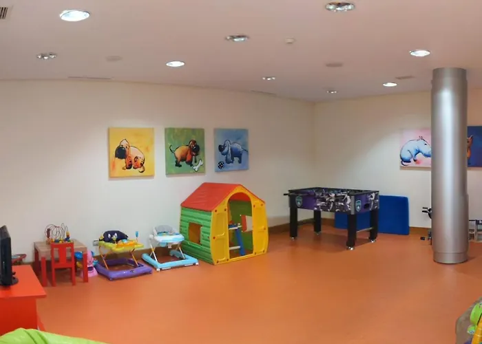 Spacious With 3 Pools & Gym